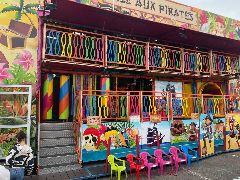 Structure métallique fermée avec parcours intérieur