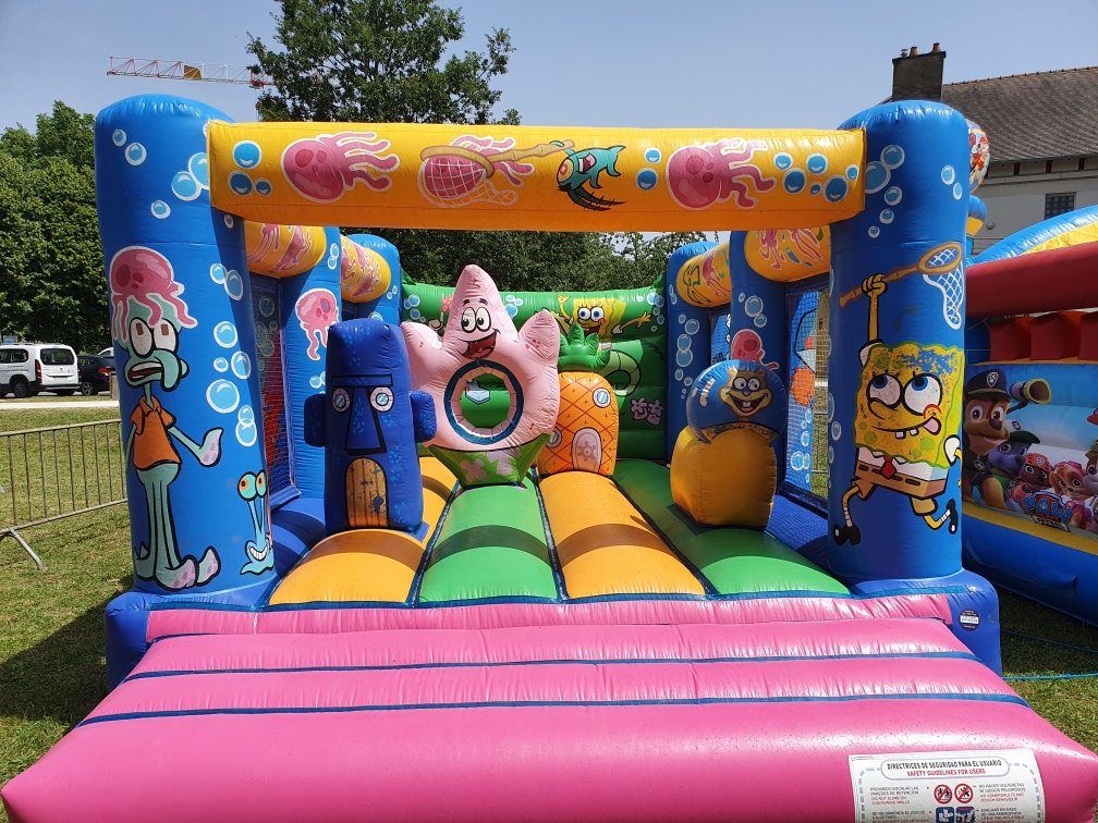 Château gonflable Bob l'éponge coloré