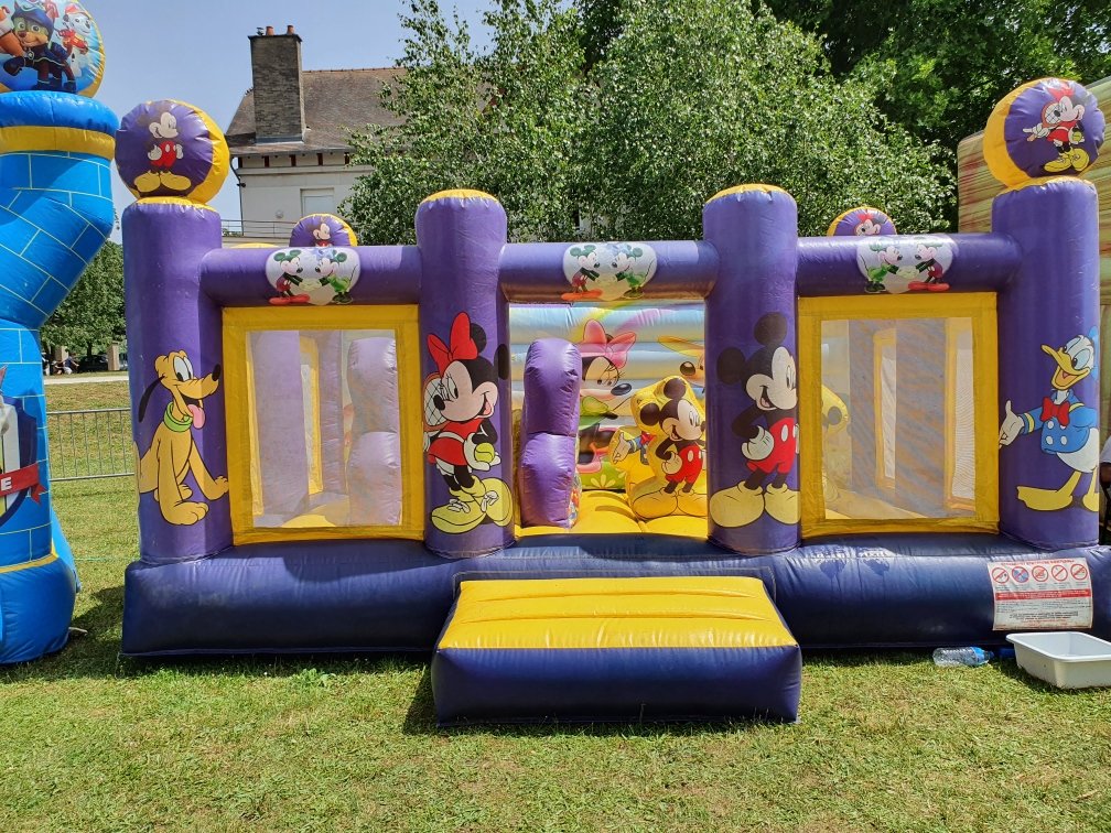 Château gonflable Mickey violet et jaune