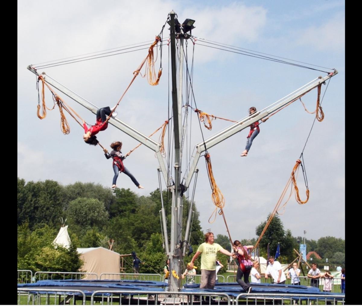 Grand trampoline avec systeme d'attache à harnai